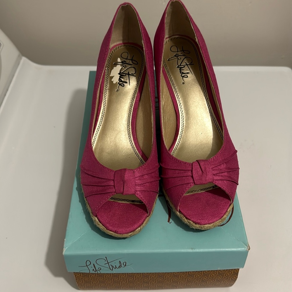 Life Stride Size 9 Fuchsia wedges
